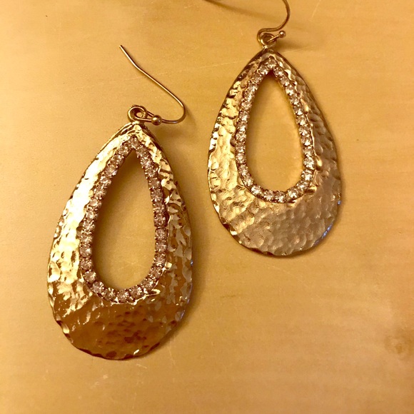 Jewelry - Gold tone teardrop earrings.